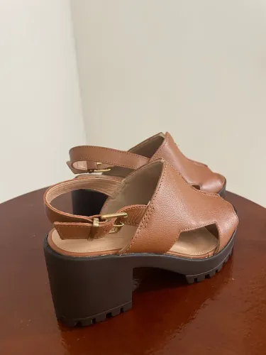 Vendo sandália tamanco n 35 R$ 80,00 reais
