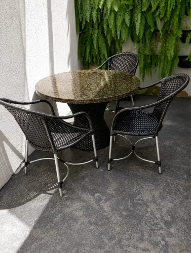 Mesa com quatro cadeiras
