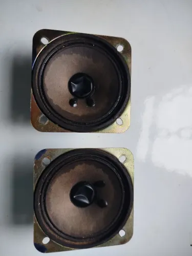 Alto falante Aiwa, 3 polegadas e 8 ohms. 