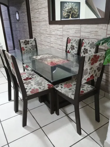 Mesa com 6 cadeiras