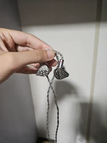 Vendo Moondrop May.