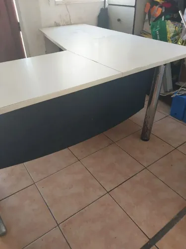 MESA DE ESCRITORIO BRANCA usada marca funcional