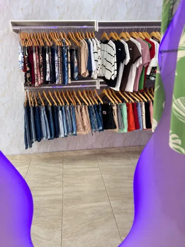 Lote de Roupas Femininas para Revenda + Cabides