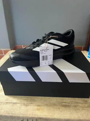 Tênis adidas 