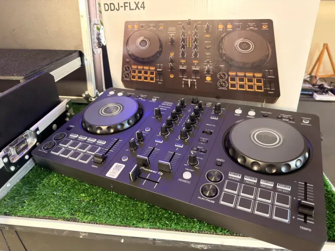 Controladora Pioneer DDJ FLX4 com case personalizado