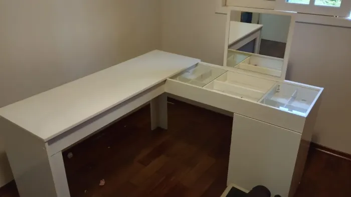 Escrivaninha Penteadeira com 01 ano de uso