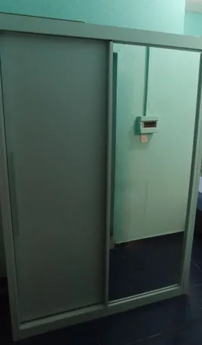 Guarda-roupa de solteiro, 2 portas, com espelho e espelho individual