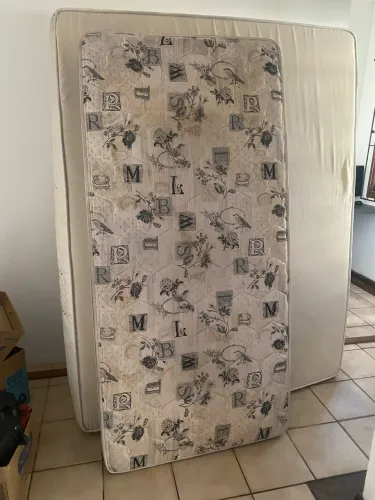 Cama solteiro e colchão