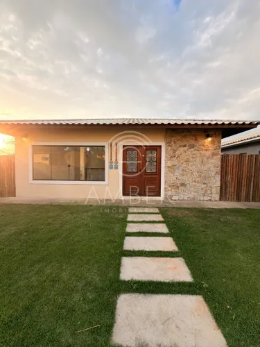 CASA EM CONDOMÍNIO FECHADO EM BÚZIOS COM 3 QUARTOS, 1 SUÍTE E ÁREA DE LAZER