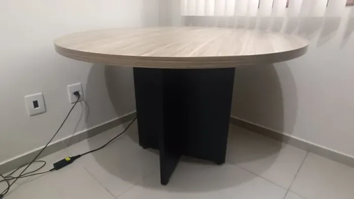 Mesa redonda em MDF 