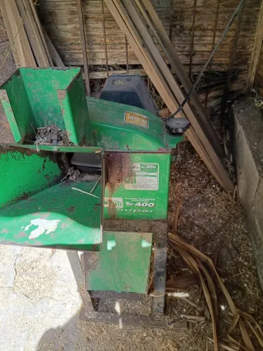Vende-se máquina de cortar capim.