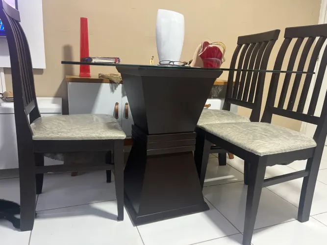 Mesa em madeira com 4 cadeiras