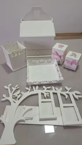 Kit Quarto de Bebê em MDF Branco (Farmacinha, Vasinho, Porta Retrato, etc)