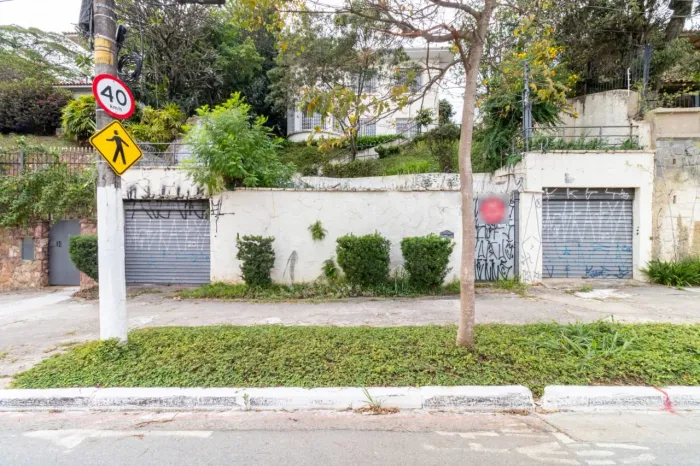 Casa comercial na Rua Itápolis, N. 703 420 m²