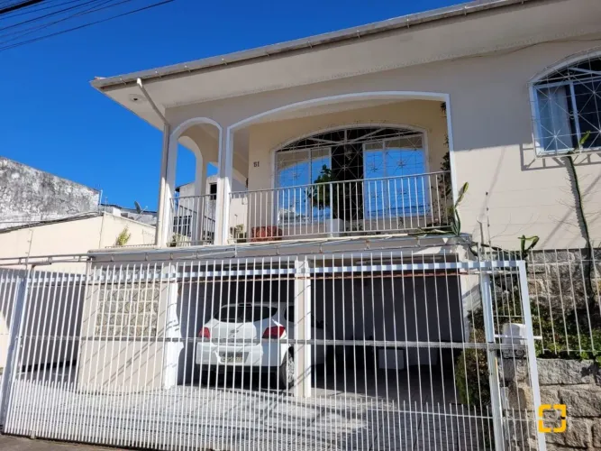 Terreno com 2 casas independentes,bem localizadas