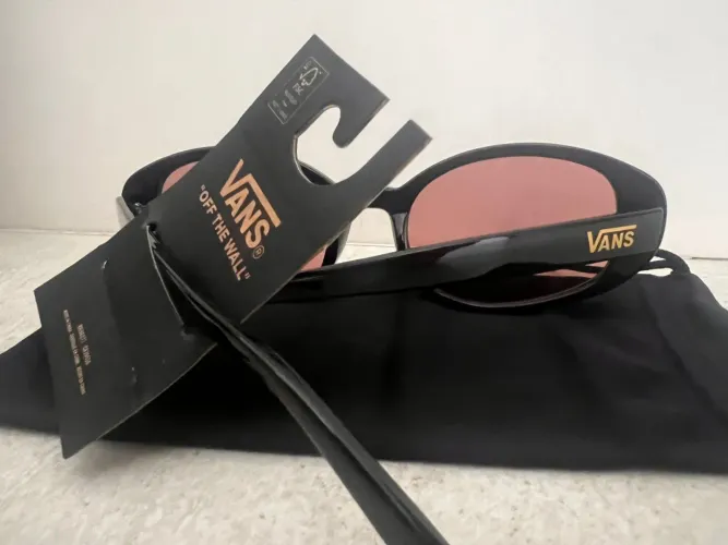 Óculos de sol Vans novo e original com case .