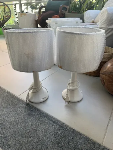 Abajur branco de luz e tecido
