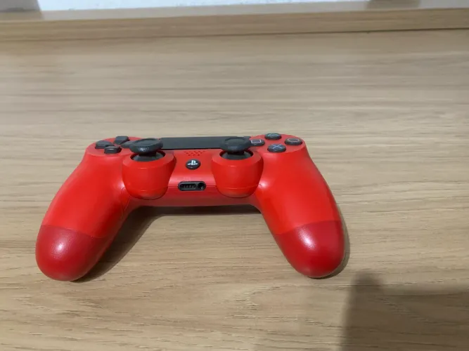 Controle PS4 original cor vermelha com pequenos detalhes de uso