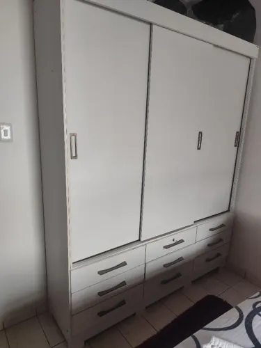 Guarda-roupa conservado com portas de correr