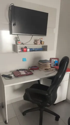 Escrivaninha e painel com TV