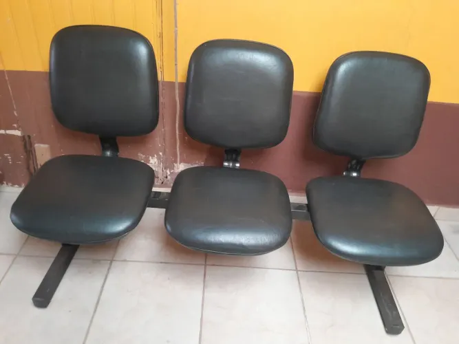 Vende-se um banco de couro pra escritório ou salão de três lugar