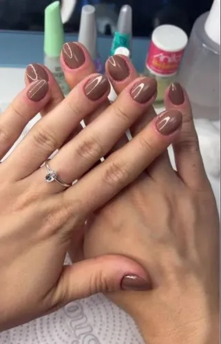 Precisa- se de manicure ( damos oportunidade para iniciantes) para 3 dias na semana .