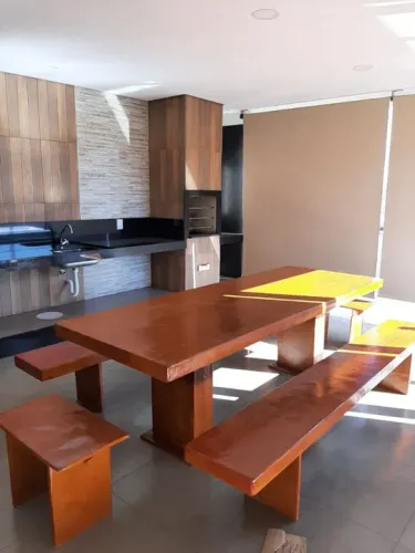 "A Arte de Receber: Mesas que Valorizam sua Área Externa e Churrasqueira"