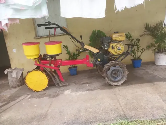 Tratorito com plantadeira de 1 linha