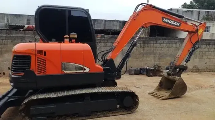 Escavadeira Doosan DX60 ano 2019 com 7500 horas e ar condicionado, em SP