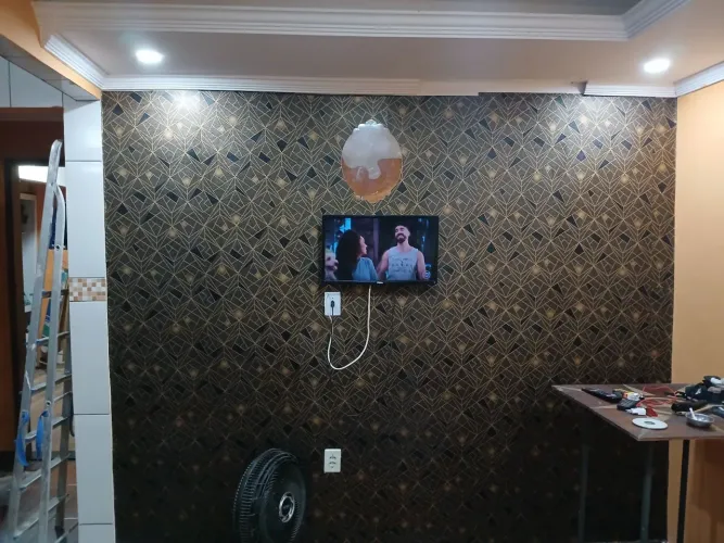 Colocação de papel de parede.