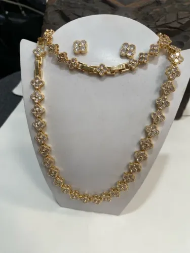 Conjunto Van Cleef de Colar Pulseira e brincos com Pedras