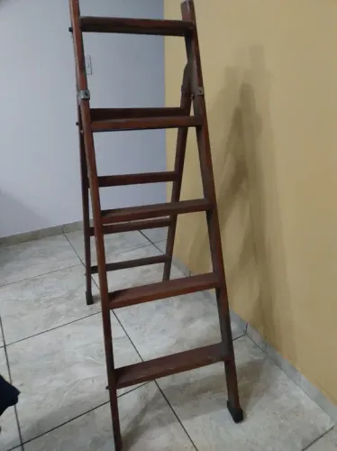 Escada de madeira usadas