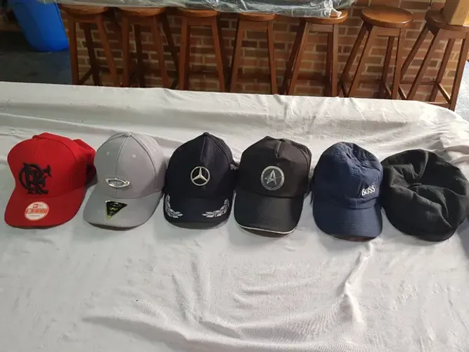 Bonés variados todos por 150 reais