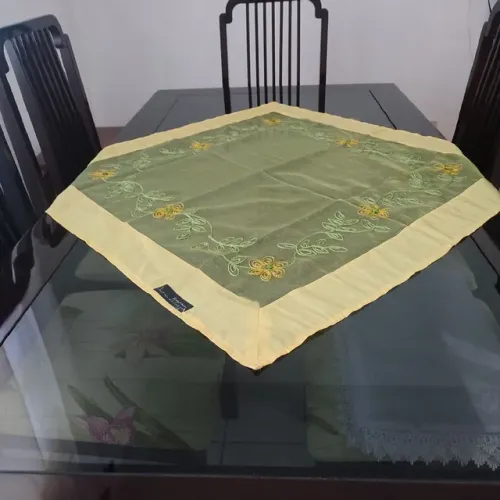 Toalha de mesa bordada