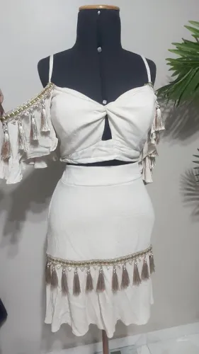 Conjunto bege com detalhes em franjas