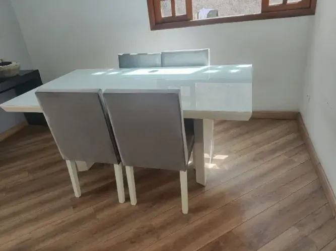 Mesa de Jantar Branca (laca/tampo com vidro) + 4 cadeiras 