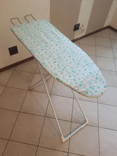 Tábua de passar roupa dobrável com estampa floral