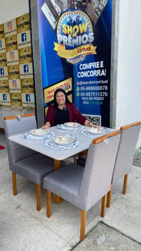 "Sua Sala de Jantar Mais Charmosa: Mesa de Madeira com 4 Cadeiras Estofadas - Oferta Imper
