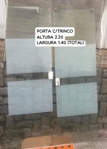 Porta de Vidro com Detalhes em Branco