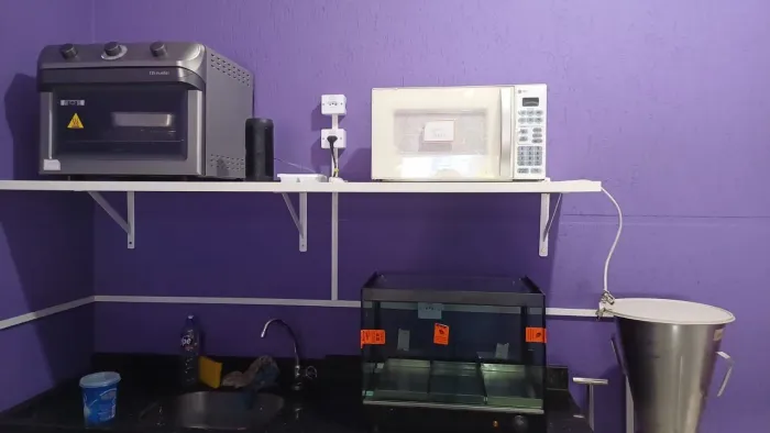 Prateleira de parede branca para organização
