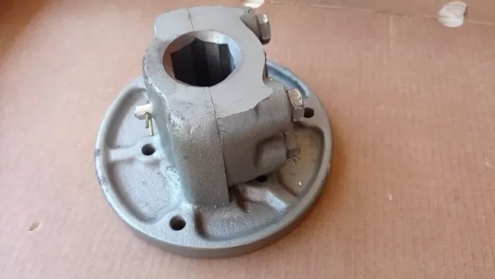 Um par de cubos das rodas do microtrator Yanmar TC10/TC11 