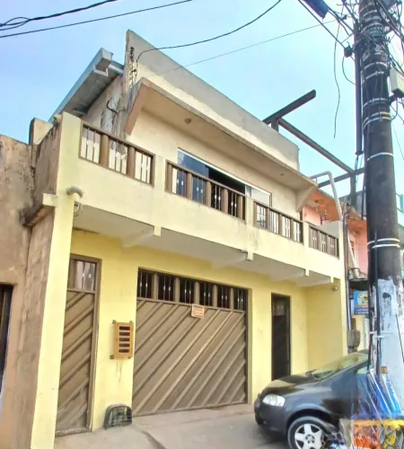 BAIXOU!!! 2 CASAS NO EDUCANDOS COM 7 QUARTOS, 5 SUÍTES, PISCINA, QUINTAL E GARAGEM