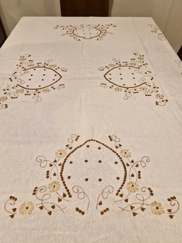 Toalha de Mesa Bordada Elegante