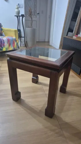 Mesa de centro de madeira com tampo de vidro