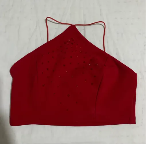 Cropped vermelho com detalhes 