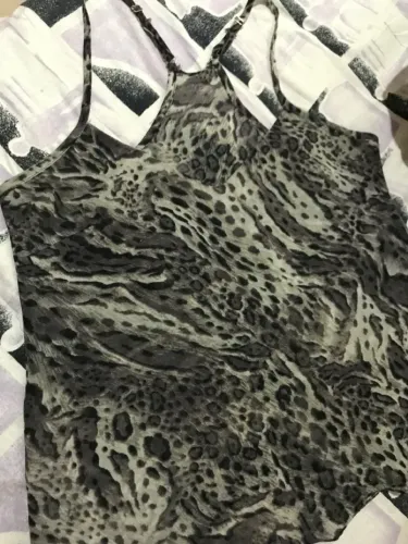 Blusa com estampa de leopardo-das-neves