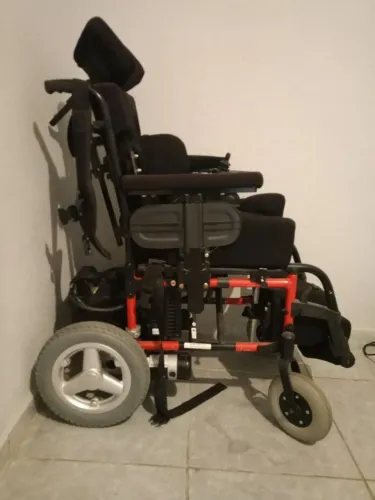 Cadeira de rodas motorizada E4 com cinto de contenção