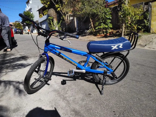 Bike aro 20 azul. ACEITO TROCAS. mandem propostas. SE CHEGAR COM 600 ATÉ 4 DE ABRIL LEVA 