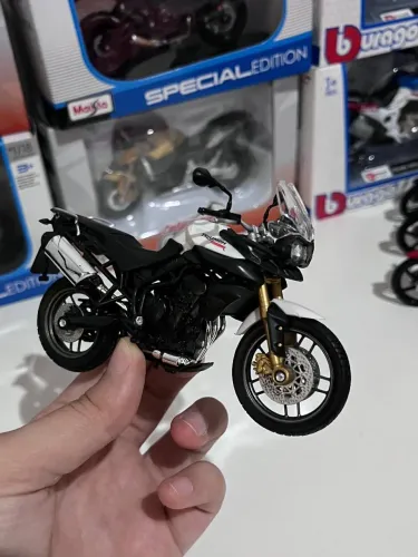 Miniatura Triumph Tiger 800 (11cm comprimento moto)
