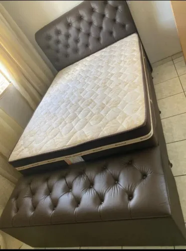 Cama casal completa na cor marrom